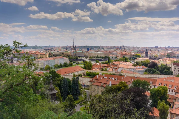 Prager Stadtblick und Skyline von der Prager Burg — Stockfoto