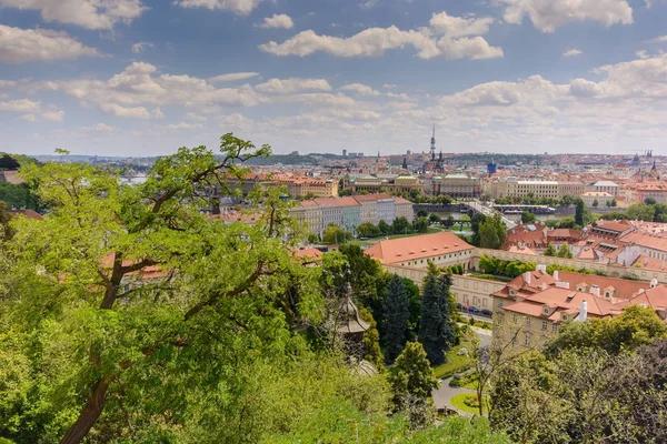 Prague vue sur la ville et les toits du château de Prague — Photo