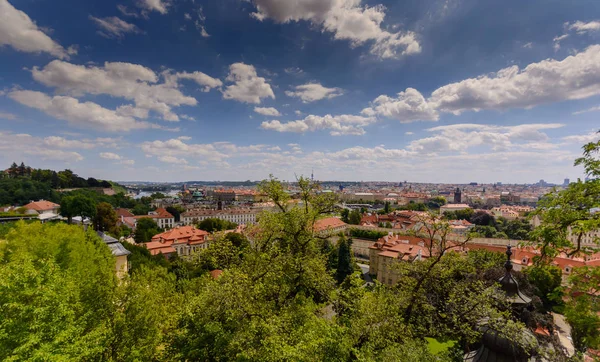 Prague vue sur la ville et les toits du château de Prague — Photo