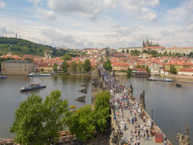 Charles Köprüsü ve Prag Kalesi'ne eski şehir Köprüsü kuleden gördüm