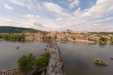 Charles Köprüsü ve Prag Kalesi'ne eski şehir Köprüsü kuleden gördüm