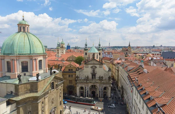 Prager Stadtbild vom Brückenturm der Altstadt aus gesehen, Prag — Stockfoto