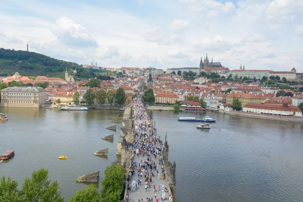 Charles Köprüsü ve Prag Kalesi'ne eski şehir Köprüsü kuleden gördüm