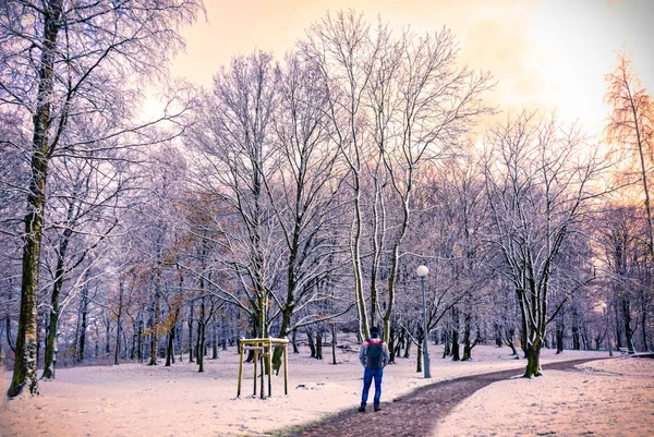 Ein junger mann auf einem weg inmitten von schnee, gothenburg, schweden 201 — Stockfoto