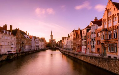 Bruges cityscapes sırasında Noel ışıkları ve mavi gökyüzü, B