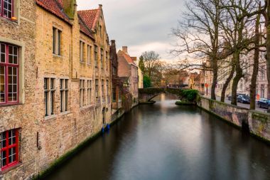 Bruges cityscapes sırasında Noel ışıkları ve mavi gökyüzü, B