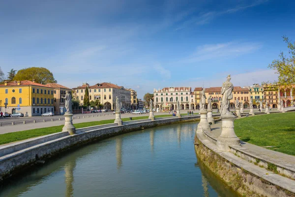 City Square and park with canal in Padua, Italy April 2015 — Stock Photo, Image