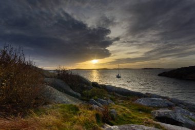 Saltholmen, Göteborg İsveç, gökyüzünde güneş yağmurlama renklerini ayarlama