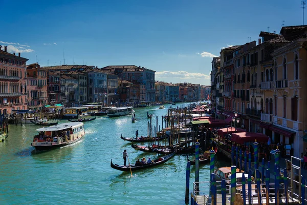 The traffic with gandolas at Venice Italy — Stock Photo, Image