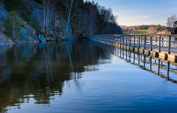 Odraz lávka, jak je vidět v jezeře v Göteborgu, Švédsko — Stock fotografie