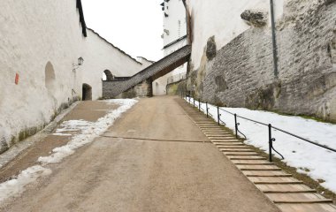 Güzel salzburg Kalesi'nde bir geçide giden bir yol