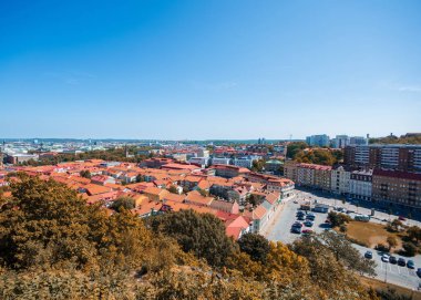 Skansen kronanı renkli yapraklarla çevrili.
