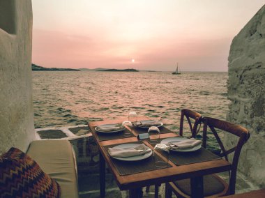 Sahilde güzel manzaralı bir lokantada masa.