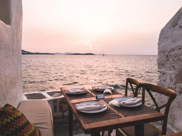 Stolik na plaży stronie jedzenie wspólne z pięknym widokiem — Zdjęcie stockowe