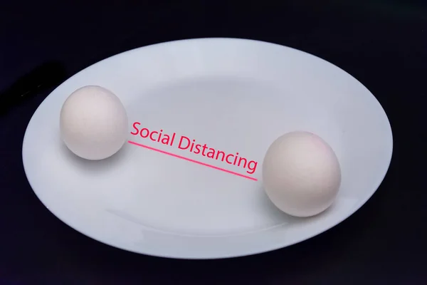 Soziales Distanzbedürfnis Der Stunde Eier Auf Weißem Teller Die Soziale — Stockfoto