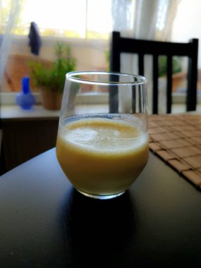 İsveç 'te yemek masasına konmuş bardakta meyve suyu.