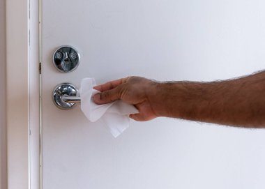 İsveç, karantina sırasında Asya kökenli erkek kapı tokmağı ve anti bakteriyel mendiller.