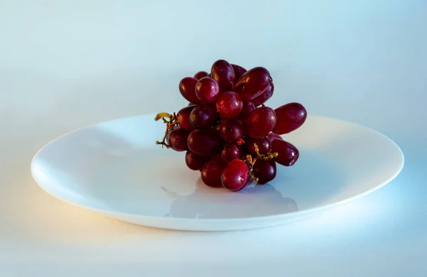 Red Grapes Photographed Awhite Plate White Background Space Content Sweden — Stock Photo, Image