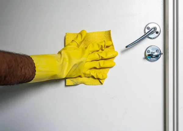 Reiniging Met Antibacteriële Spray Door Een Mannelijke Hand Met Gele — Stockfoto