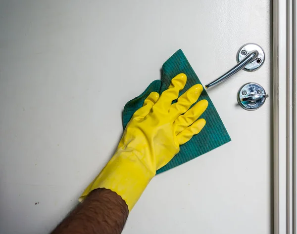 Reiniging Met Antibacteriële Spray Door Een Mannelijke Hand Met Gele — Stockfoto
