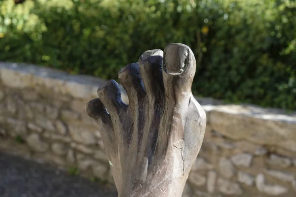 Nohy Úlomek Obří Dřevěné Sochy Joukac Luberone Provence Francie — Stock fotografie
