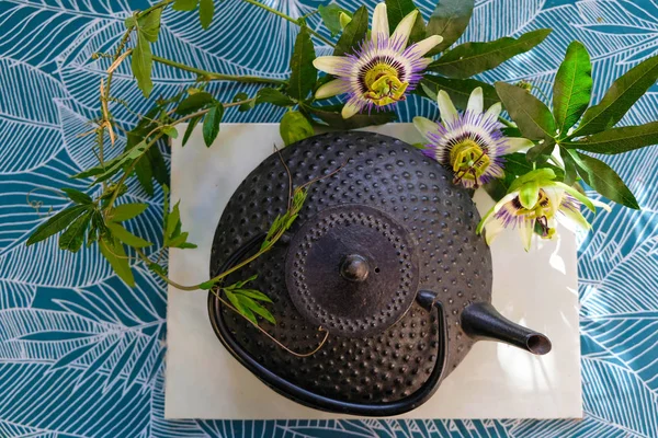 Bule Asiático Tradicional Com Ramo Passionflower Uma Toalha Mesa Azul — Fotografia de Stock