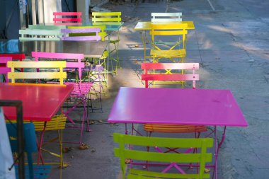 Arles. Provence. Fransa. 28 Eylül 2019. Şehir caddesinde boş masa ve sandalyeler. Provence turizmi.