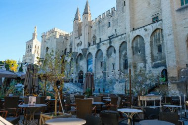 Avignon. Provence. Fransa. 16 Eylül. 2019. Palais des papes ya da Avignon 'daki Papa' nın sarayı. Önünde boş bir teras var. Sabah ışığı.