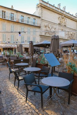 Avignon. Provence. Fransa. 16 Eylül. 2019. Old Town Meydanı 'ndaki restoran masaları boş. Provence turizmi.