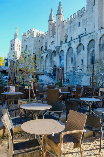Avignon. Provence. Fransa. 16 Eylül. 2019. Palais des papes ya da Avignon 'daki Papa' nın sarayı. Önünde boş bir teras var. Sabah ışığı.