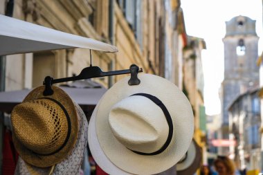 Provence 'de bir şehir caddesinde güneş şapkaları. Alışveriş turizmi.
