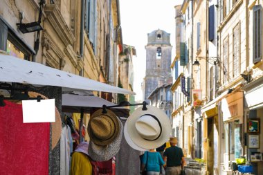 Provence 'deki Arles Caddesi' nde. Takas tezgahında bir maket. Fransa 'da turizm.