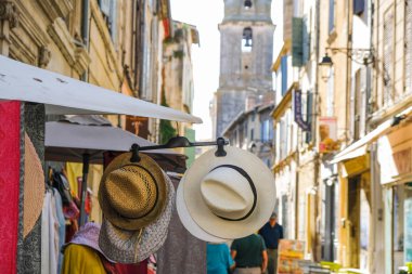 Provence 'deki Arles City caddesinde güneş şapkaları. Provence turizmi.