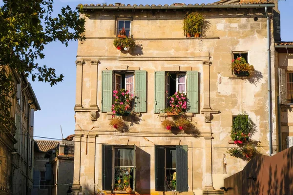 Malowniczy Stary Dom Kwiatami Oknach Mieście Arles Prowansji Jesieni Turystyka — Zdjęcie stockowe