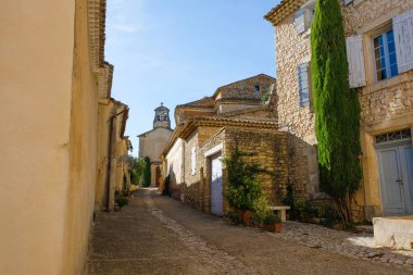Provence köyünün terk edilmiş obblestone caddesi. - Sokağın sonunda bir kilise var. Provence turizmi.