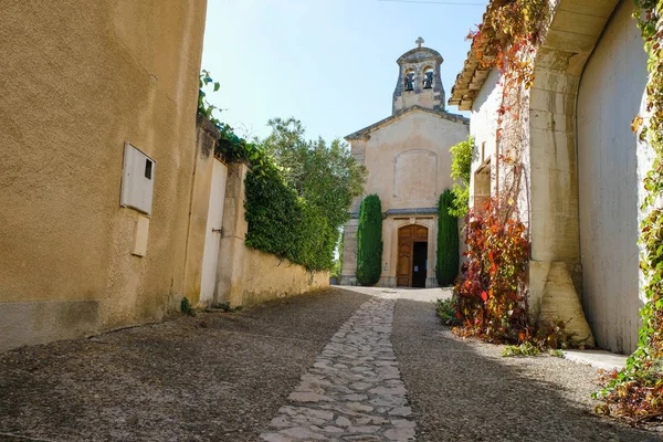 Rue Obblestone Déserte Village Provençal Sous Soleil Automne Une Église — Photo