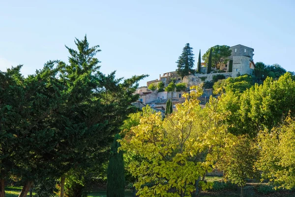 Ağaçların Arasındaki Tepede Antik Bir Köy Provence Turizmi Joucas — Stok fotoğraf