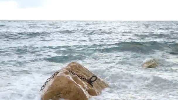 Большая Скала Металлической Цепью Морскими Волнами Осень Кассисе Прованс — стоковое видео