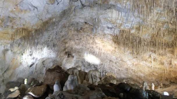 Stalaktiten Und Stalagmiten Der Höhle Der Provence Touristisches Frankreich — Stockvideo
