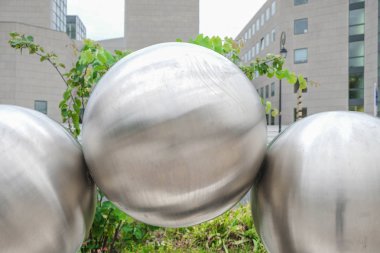  Provence 'deki bir evin gri arka planında metal toplar..