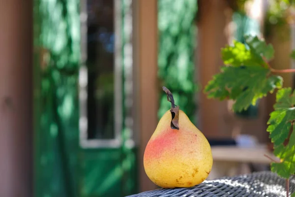 普罗旺斯一座房子的阳台上 阳光灿烂的一天 柳条表面上有多汁的梨子 健康饮食 — 图库照片