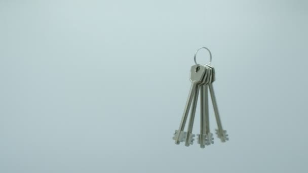 Isolierte Bündel Neuer Schlüssel Die Auf Weißem Hintergrund Rotieren Drehen — Stockvideo