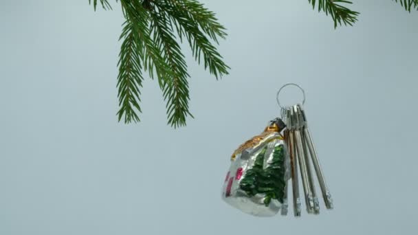 Una Casa Juguetes Navidad Con Las Llaves Nuevo Hogar Balancea — Vídeo de stock