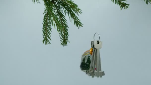 Noel Süslemeli Yeni Evin Anahtarları Noel Ağacıyla Beyaz Arka Planda — Stok video