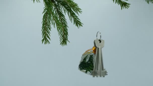 クリスマスの装飾が付いている新しい家からのキーはクリスマス木と白い背景で回転する 反時計回りに — ストック動画