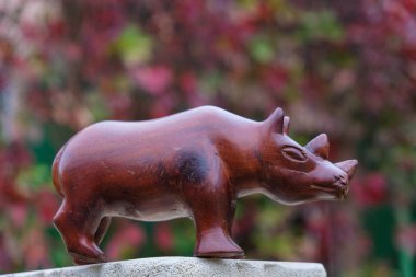 Kiraz arkaplanda kiraz rengi gergedan heykeli. Boşluğu kopyala.