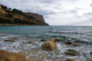 Sonbaharda Cassis sahilinde. Provence turizmi.