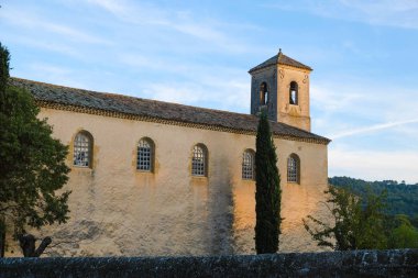 Lourmarin. Provence. Fransa. 27 Ekim. 2019. Antik kule, gün batımının altın saatinde. Provence turizmi.