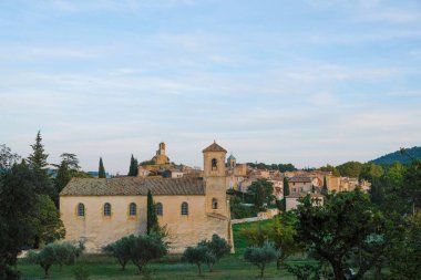 Lourmarin. Provence. Fransa. 27 Ekim. 2019. Altın saatte tepedeki köy. Gün batımı. Provence turizmi.