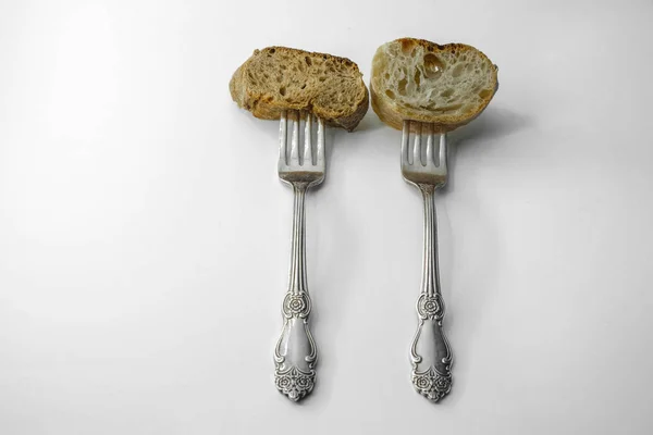 Twee Vorken Met Brood Een Wit Oppervlak Witte Zwarte Broden — Stockfoto